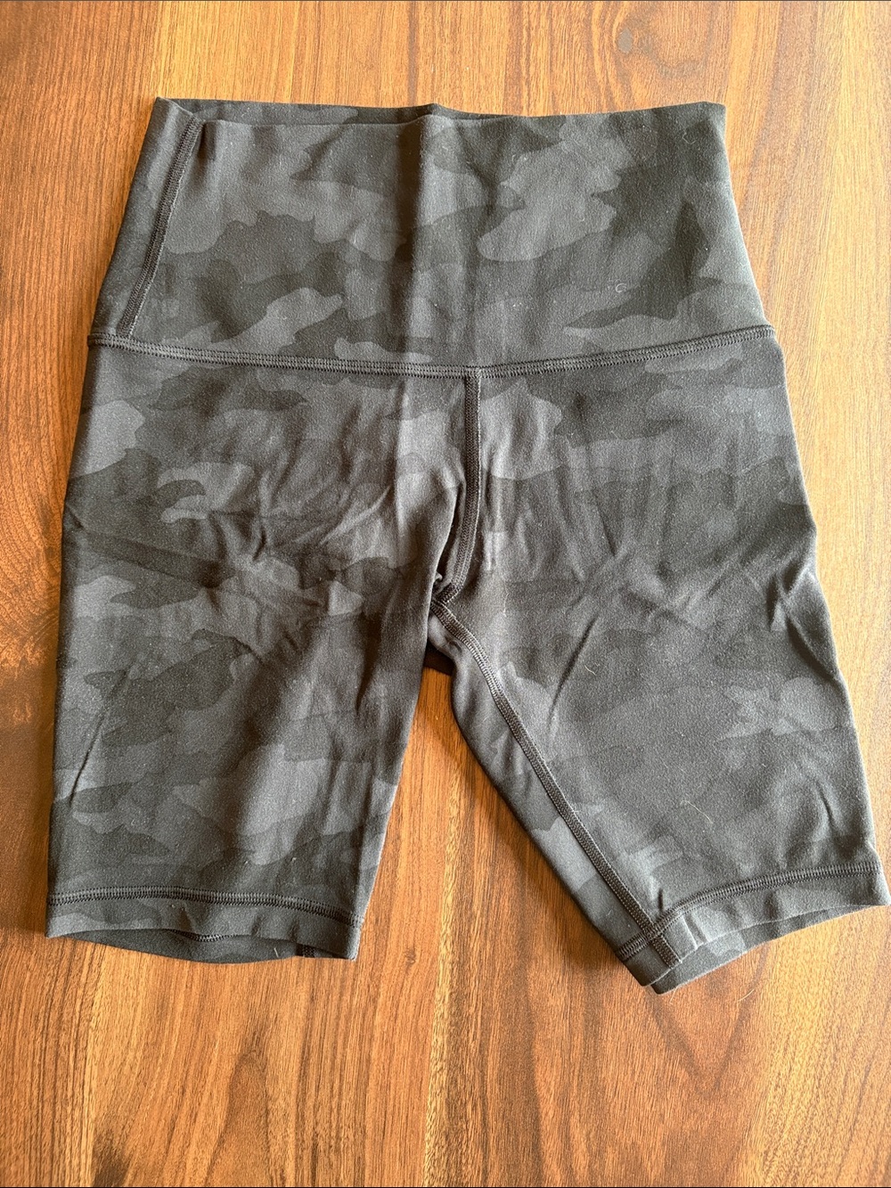 Lululemon Camo 8” shorts Sz 4 Lightly Worn